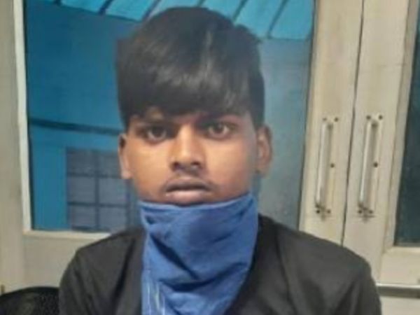 रोहतक में स्कूटर सवार परिवार को बचाने की कोशिश में बस के पलट जाने से घायल हुआ बिहार का एक मजदूर युवक। इस हादसे में स्कूट सवार परिवार में से महिला की मौत हो गई। - Dainik Bhaskar