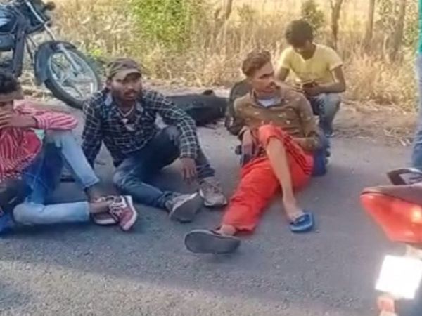 रोहतक जिले के गांव पहरावर में सड़क हादसे में घायल हुए प्रवासी लोग। इनके अलावा इस घटना में एक स्थानीसय परिवार भी शिकार हो गया। महिला की मौत हो गई, वहीं पति और दो बच्चे घायल हो गए थे। - Dainik Bhaskar