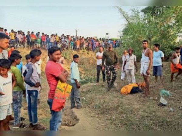 घटनास्थल पर जुटी लाेगाें की भीड़। - Dainik Bhaskar