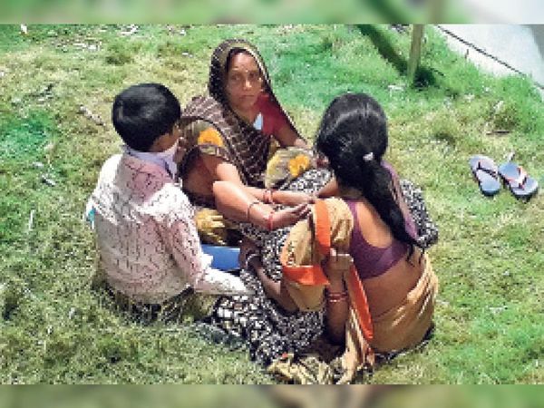 बच्चे की माैत के बाद विलाप करते परिजन। - Dainik Bhaskar