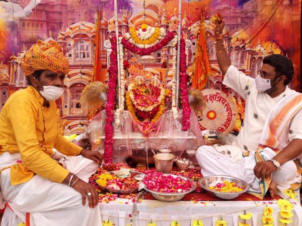 फाग उत्सव में राधा-कृष्ण की जीवंत झांकी सजाई गई।