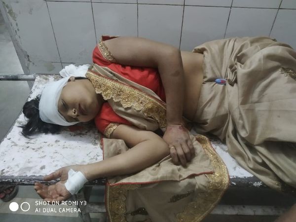 JAH के ट्रॉमा सेंटर में घायल पड़ी फूलवती, उसे होश नहीं आया है। मीना की हालत भी गंभीर है।