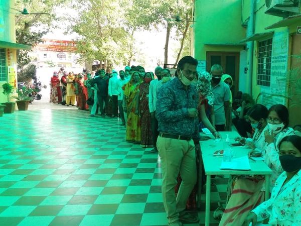 वैक्सीनेशन के लिए लाइन: अलवर जिले में पहले एक दिन में 18 हजार लोगों को लग रही थी वैक्सीन, अब 30 हजार से ज्यादा को लगने लगी है