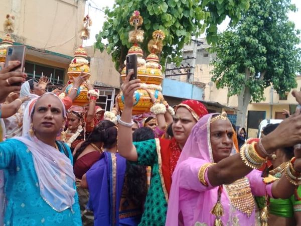अलवर शहर में मंदिर से सिर पर चाक की मटकी रखी तो किन्नर सेल्फी लेने लगे।