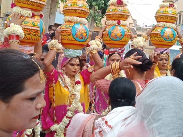 मंदिर से चाक ले जाने की शुरुआत के दौरान किन्नर।