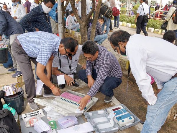 असम में मंगलवार को आखिरी फेज का चुनाव होना है। इस फेज में राज्य के 12 जिलों की 40 सीटों पर वोटिंग होगी। - Dainik Bhaskar
