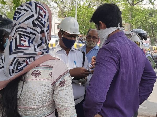 पटना में डबल हेलमेट नहीं रहने पर चालान काटती ट्रैफिक पुलिस। - Dainik Bhaskar