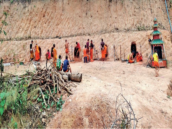 म्यांमार बॉर्डर के करीब थाईलैंड के बौद्ध भिक्षुओं ने पहाड़ खोदकर बंकर बनाने शुरू कर दिए हैं, ताकि गंभीर स्थिति में वहां छिपकर अपनी जा बचा सकें। - Dainik Bhaskar