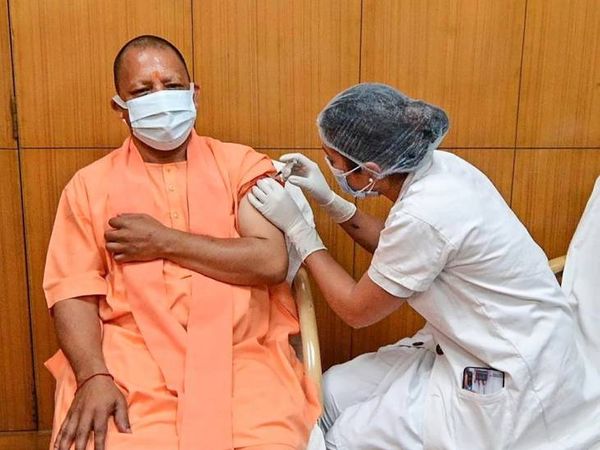आज लखनऊ के सिविल अस्पताल में मुख्यमंत्री योगी आदित्यनाथ ने कोरोना वैक्सीन की पहली डोज ली।