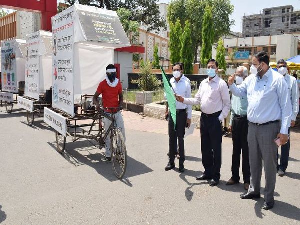 एसीएस जेएन कंसोटिया ने हरी झंडी दिखाकर जागरुकता रिक्शा रथ को रवाना किया।