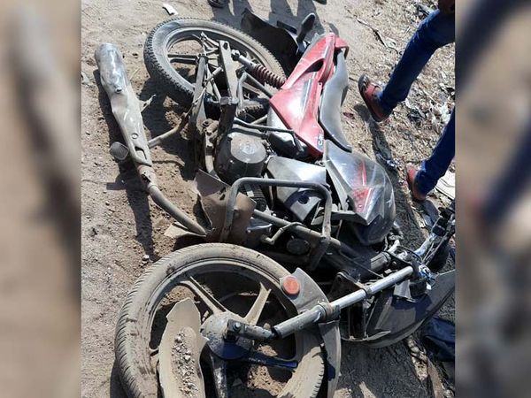 हादसे में क्षतिग्रस्त बाइक। - Dainik Bhaskar