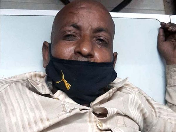 सूचना पर पुलिस मौके पर पहुंची और घायल को MGM अस्पताल पहुंचाया।
