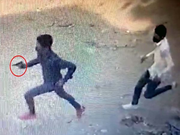 कारोबारी को गोली मारने के बाद मौके से पिस्टल लेकर भागते बदमाशों की तस्वीर CCTV में कैद हो गई। - Dainik Bhaskar