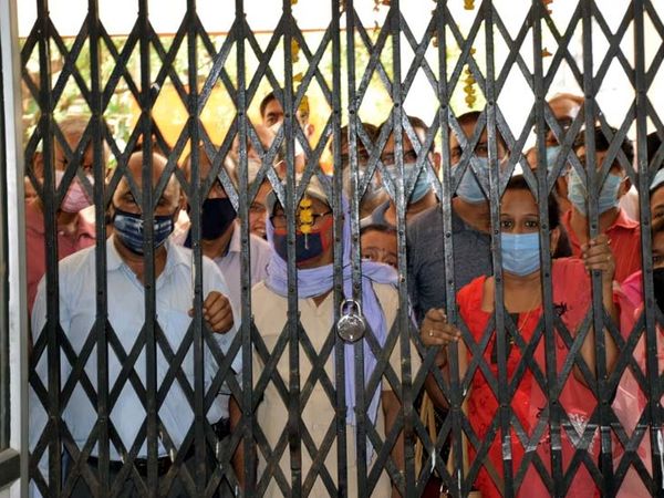 सदर अस्पताल में रविवार को टीका केंद्र पर लगा ताला।