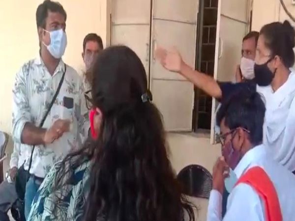 विजय नगर जोन पर निगम कर्मी और हिंदू महासभा के कार्यकर्ता आमने-सामने हुए