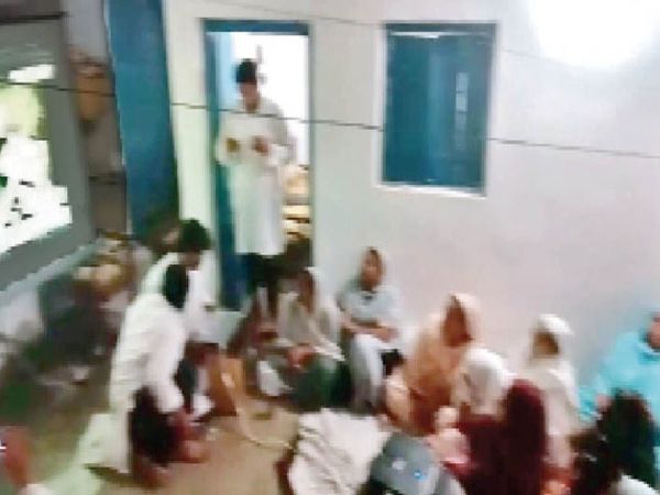 भोपाल के घर में बेटे का ऑनलाइन सुपुर्दे खाक देखते परिजन।