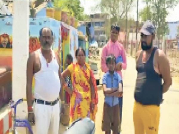 सफेद गंजी में शिकायत कर्ता लक्ष्मी दास परिजनों के साथ। - Dainik Bhaskar