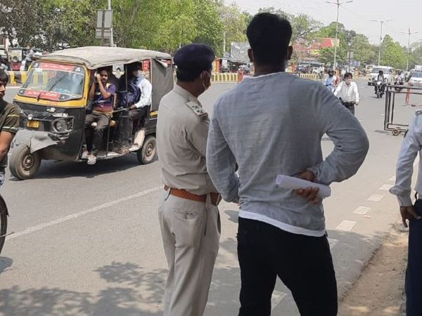 सड़क पर चेकिंग में लगी पुलिस के सामने से ऑटो में भरकर यात्री ले जाए जा रहे हैं। यह बेली रोड का नजारा है। - Dainik Bhaskar