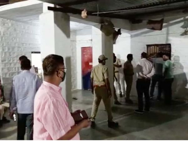 जोधपुर जिले की फलोदी जेल में बंदियों के भागने के बाद प्रशासन तुरंत एक्टिव हो गया। आसपास के इलाकों में तलाशी अभियान चलाया जा रहा है। - Dainik Bhaskar