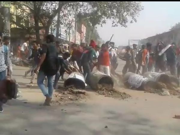 सासाराम में सड़क पर छात्रों का उपद्रव।