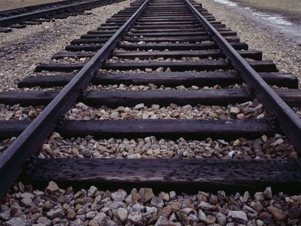 प्रेमियों ने ट्रेन के सामने कूद जान दी: एक-दूसरे का हाथ पकड़ ट्रेन के सामने खड़े हो गए, ड्राइवर हॉर्न बजाता रहा, लेकिन ट्रैक से नहीं हटे, मौत