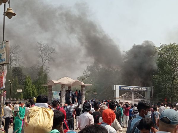 DM ऑफिस के अंदर से उठता धुएं का गुबार।