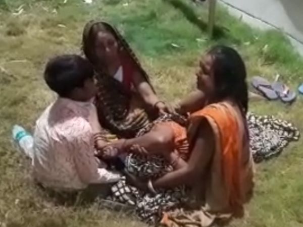 नंदन के शव को लेकर रोती मां और परिजन। - Dainik Bhaskar