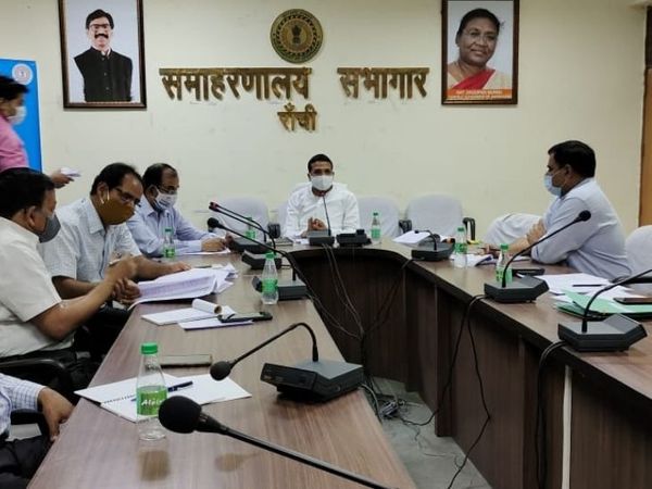 DC जिला स्तर पर गठित विभिन्न कोषांग के अधिकारियों के साथ ग्रामीण स्तर पर इसे फैलने से रोकने की रणनीति बनाई। - Dainik Bhaskar