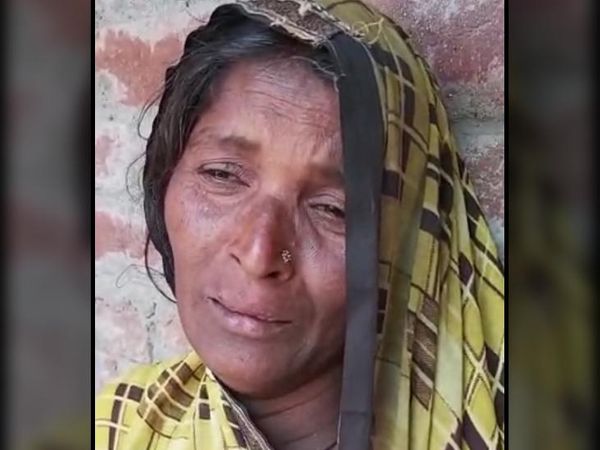 आकाश को याद कर बिलखती उसकी मां उषा देवी।