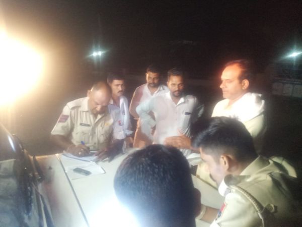 Blockade at Khajuwala in Bikaner to catch the detainees who fled from Phalodi. No one could be found here.