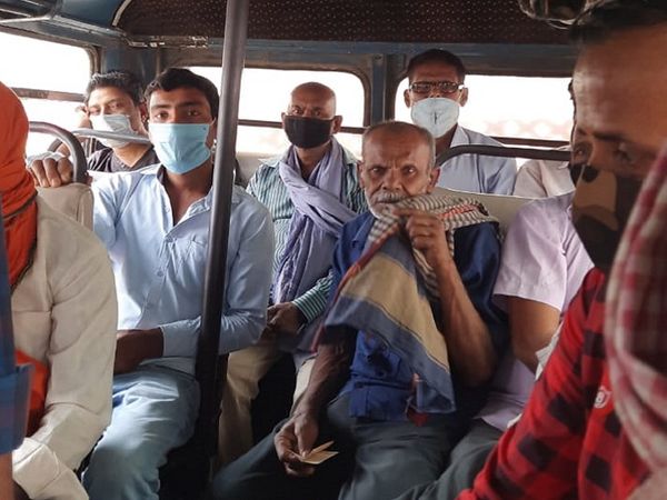 कंकड़बाग से चली इस बस में भरकर यात्री बैठाए गए थे। सवाल करने पर कुछ गमछे से चेहरा ढंकने लगे।