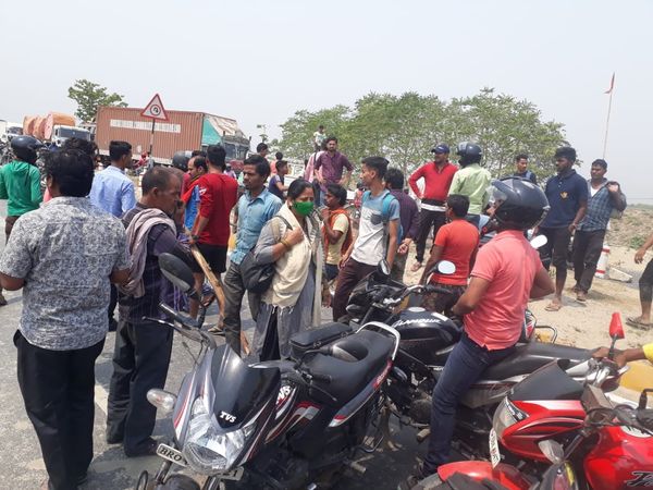 जाम करते स्थानीय लोग।