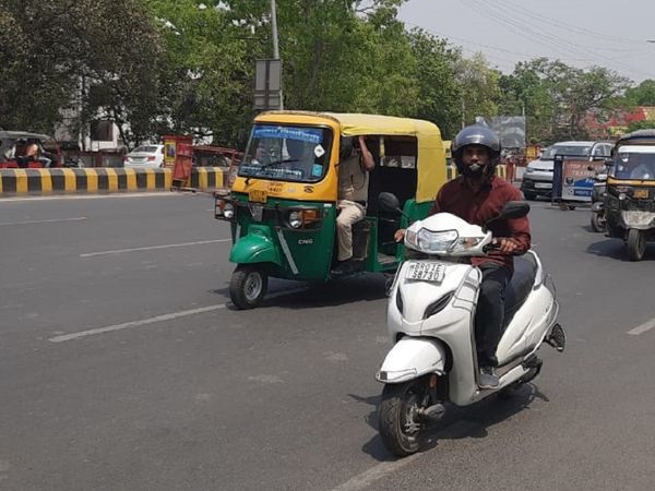 यह तस्वीर देखिए। पटना पुलिस का एक जवान खुद ही ऑटो में आगे की सीट पर बैठकर सफर कर रहा है।