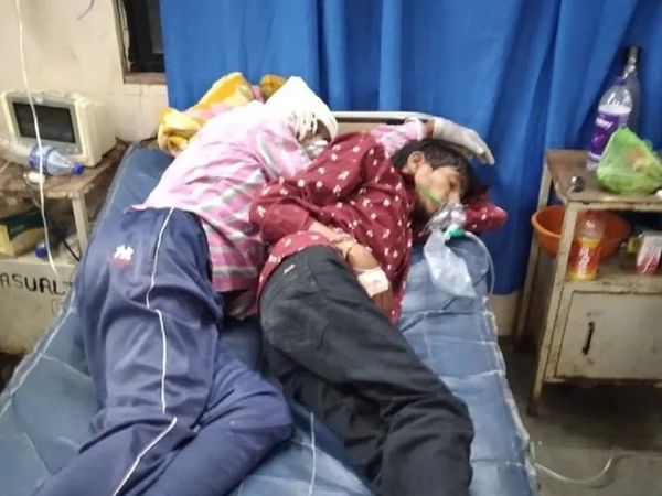 फोटो नागपुर के GMC हॉस्पिटल की है, यहां एक ही बेड पर दो-दो मरीजों का इलाज किया जा रहा है।