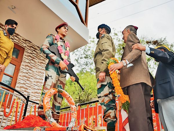 कुल्लू | शहीद पैरा कमांडो बाल कृष्ण की प्रतिमा लगाई। - Dainik Bhaskar