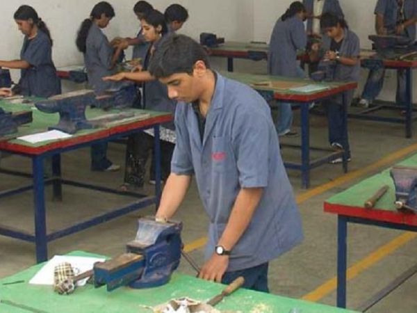 सभी को 5 अप्रैल 2021 के प्रभाव से सेवा विस्तार दिया गया है। - Dainik Bhaskar