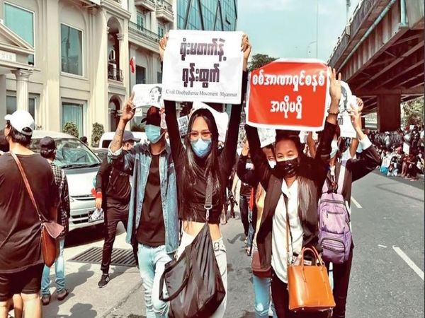 Bangkok, the capital of Thailand, had a Miss Grand International Beauty Peasant event on Saturday. In this, Miss Grand Myanmar, 22-year-old Han Le pleaded to help the country. - Dainik Bhaskar