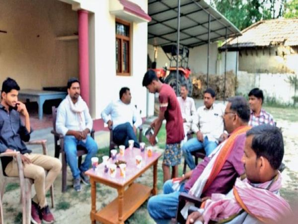गांवों में शाम ढलते ही जश्न का माहौल दिखने लगता है। शहरों में रह रहे लोग भी वोट डालने गांव लौट रहे हैं। उनके आने-जाने के खर्च का इंतजाम भी उम्मीदवार ही कर रहे हैं। - Dainik Bhaskar