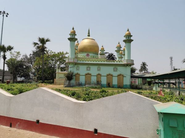 फुरफुरा शरीफ पश्चिम बंगाल के हुगली जिले के जंगीपारा में स्थित एक गांव का नाम है। यहां स्थित हजरत अबु बकर सिद्दीकी की दरगाह बंगाली मुसलमानों की आस्था का केंद्र है।