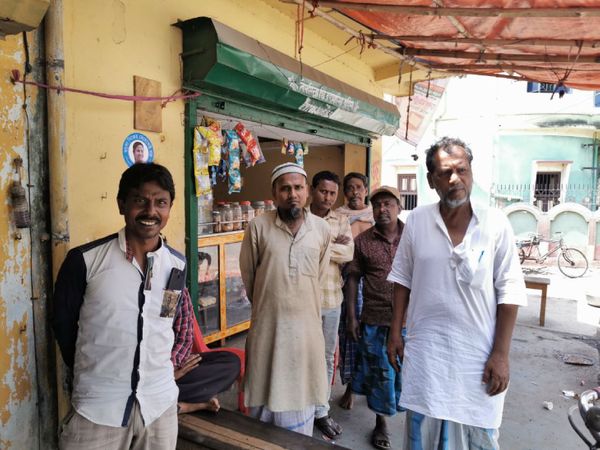 स्थानीय लोग दरगाह को आस्था का केंद्र मानते हैं, लेकिन पीरजादा की पार्टी को वोट करने के सवाल पर चुप्पी साध जाते हैं।