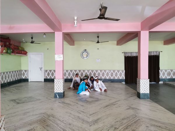 उर्दू और बांग्ला बोलने वाले मुसलमानों के बीच इस दरगाह की काफी मान्यता है। इस दरगाह के प्रबंधन से जुड़ा परिवार लंबे समय से ममता के साथ है।