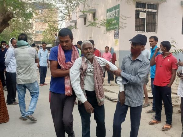 बेटे की मौत की खबर सुनकर बिलखते पिता।