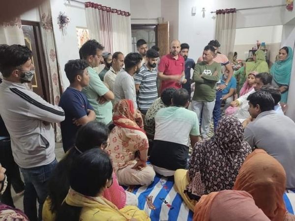दूसरी तरफ जम्मू में राकेश्वर का पूरा परिवार परेशान है। विंग कमांडर अभिनंदन की तरह राकेश्वर को वापस लाने जाने की बात परिजन ने कही है।