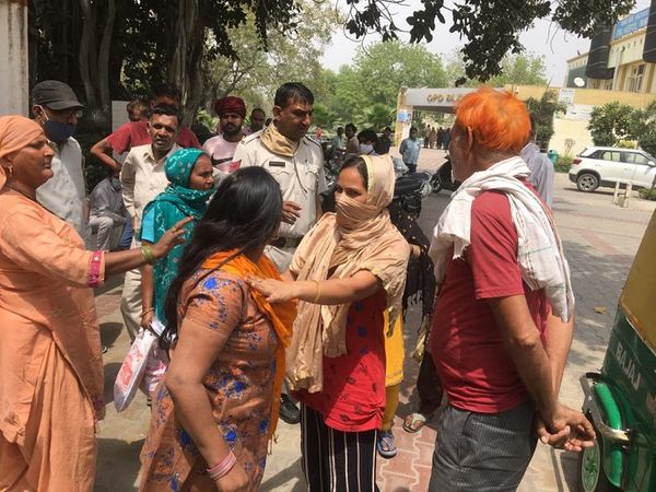 सिविल अस्पताल में हंगामा करतीं ननंद और भाभी।