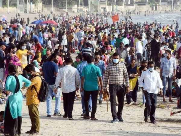 मुंबई में कोरोना संक्रमण के बावजूद रविवार (4 अप्रैल) को जुहू बीच पर इस तरह लोगों की भीड़ उमड़ी थी।