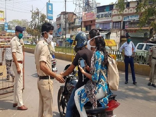 घर से बिना कारण बाहर निकलने वाले लोगों पर पुलिस सख्त कार्रवाई कर रही है।