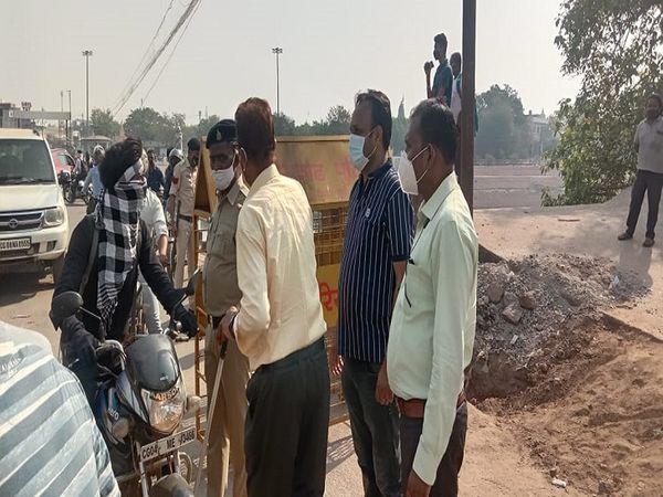अमलेश्वर की सीमा पर सख्ती के दौरान कुछ लोग प्रशासनिक टीम से उलझ गए। हालांकि बातचीत के बाद प्रशासन की टीम ने बाइक सवारों को आगे जाने दिया।