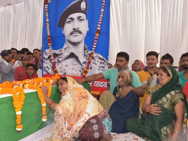 पति के पार्थिव शरीर से लिपटकर रोती पत्नी और पास में बेसुध कैंसर पीड़ित मां। - Dainik Bhaskar