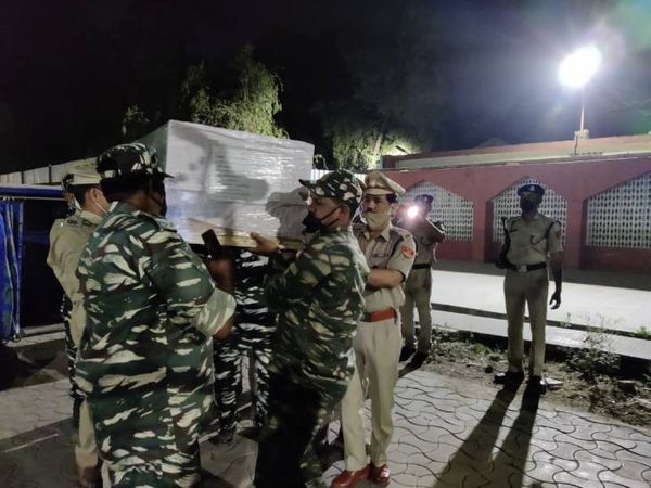 CRPF जवानों ने पार्थिव शरीर को दिया कंधा।