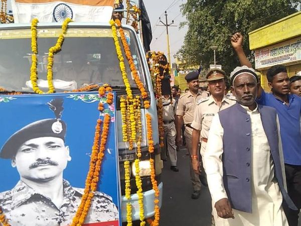 शव यात्रा में बाबरी मस्जिद के पक्षकार रहे इकबाल अंसारी।